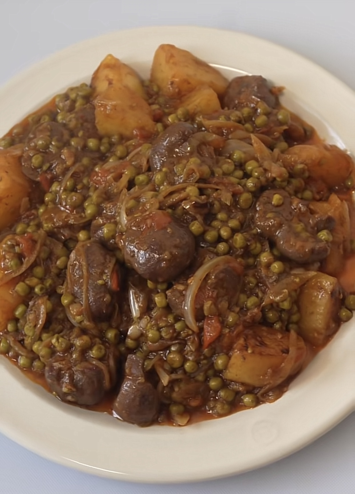 Pommes de terre fondantes et petits pois frais mijotés dans une sauce savoureus