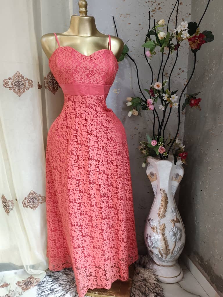 Robe évasée en dentelle corail – Élégance & Charme Africain 🌺